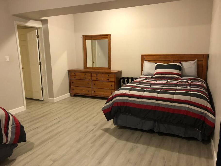 Spacious Unit With Mountain View ニューマーケット エクステリア 写真